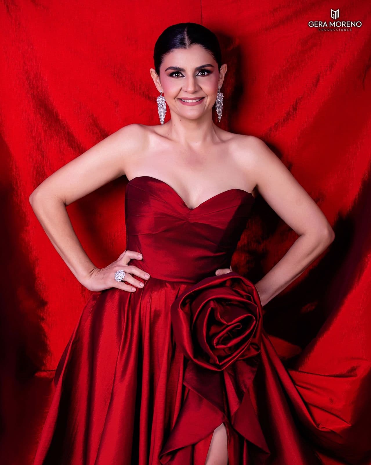 Liliana con vestido rojo de gala